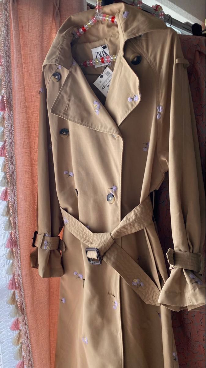 新品 ZARA 16 900円 トレンチコート マキシコート ベージュ 小花 新品 ZARA 16 900円 トレンチコート マキシコート ベージュ 小花