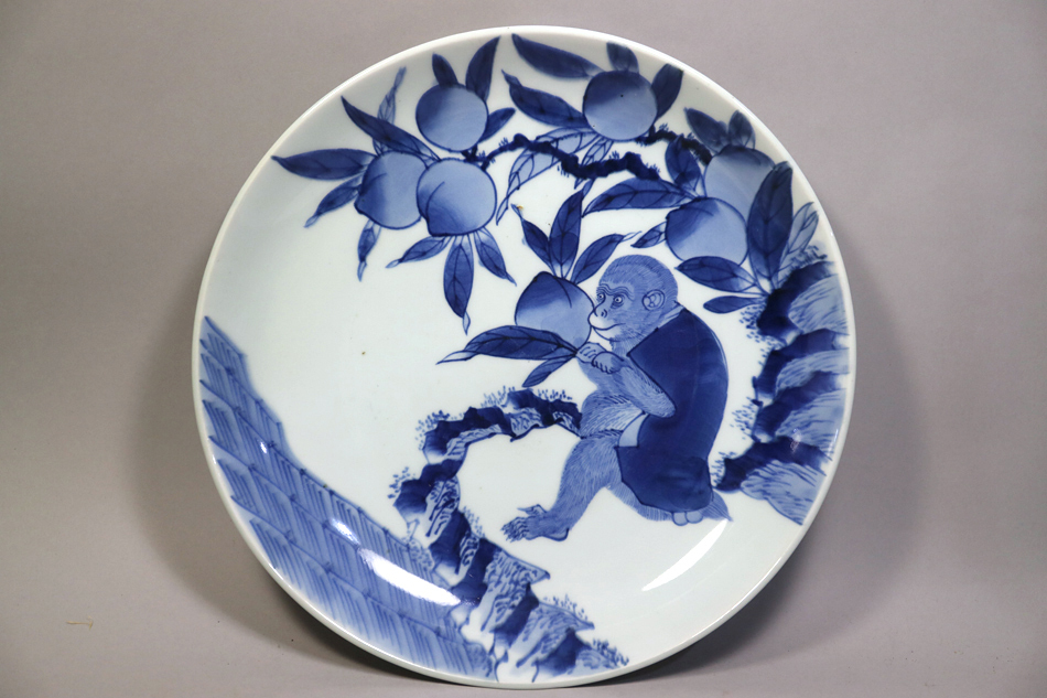 koi1) 古伊万里 染付 桃猿図 大皿 ・江戸時代後期 ○口径 約34.7 koi1) 古伊万里 染付 桃猿図 大皿 ・江戸時代後期 ○口径 約34.7