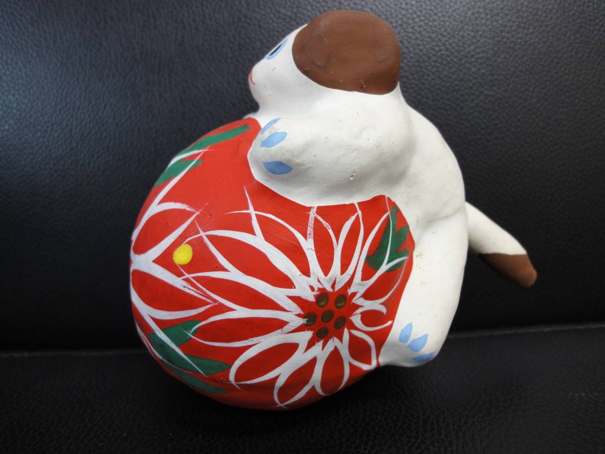《中古》 玉乗り犬 紙粘土 伝統工芸の置物 手毬に乗った可愛らしいワンちゃん_画像2