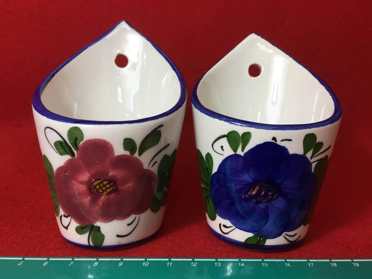 ★【逸品堂】★ 2個 セットス ペインの小物入れ 赤 青 花柄 陶器 入れ物 掛け花 花瓶 花器 入れ物 MADE IN SPAIN 珍品 焼き物 色絵 絵付け_2個組。