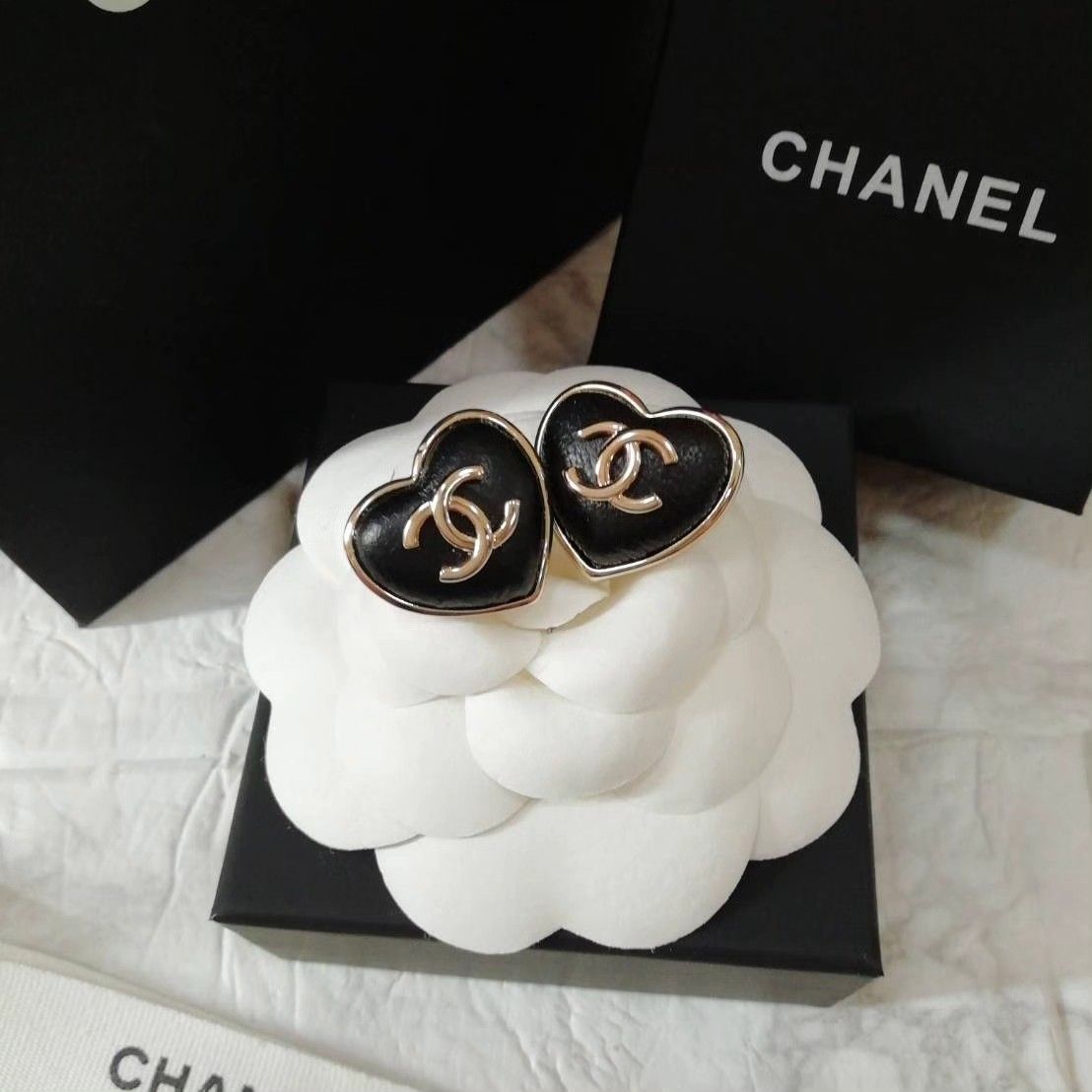 CHANEL ワンポイント ハートピアス ブラック ココマーク CHANEL ワンポイント ハートピアス ブラック ココマーク