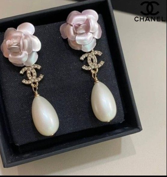 CHANEL♡シャネル カメリア ミニパール ピアス - アクセサリー CHANEL♡シャネル カメリア ミニパール ピアス - アクセサリー