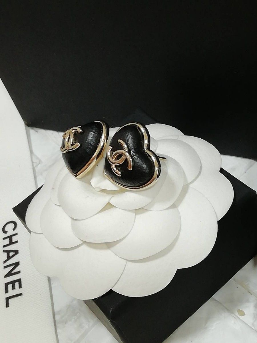 CHANEL ワンポイント ハートピアス ブラック ココマーク CHANEL ワンポイント ハートピアス ブラック ココマーク
