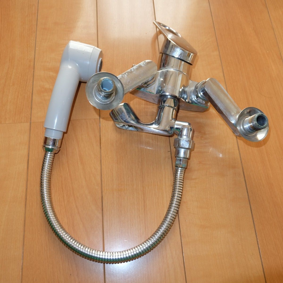 中古 TOTO 壁付き 台所用シングルレバー混合水栓 ハンドシャワー 中古 TOTO 壁付き 台所用シングルレバー混合水栓 ハンドシャワー