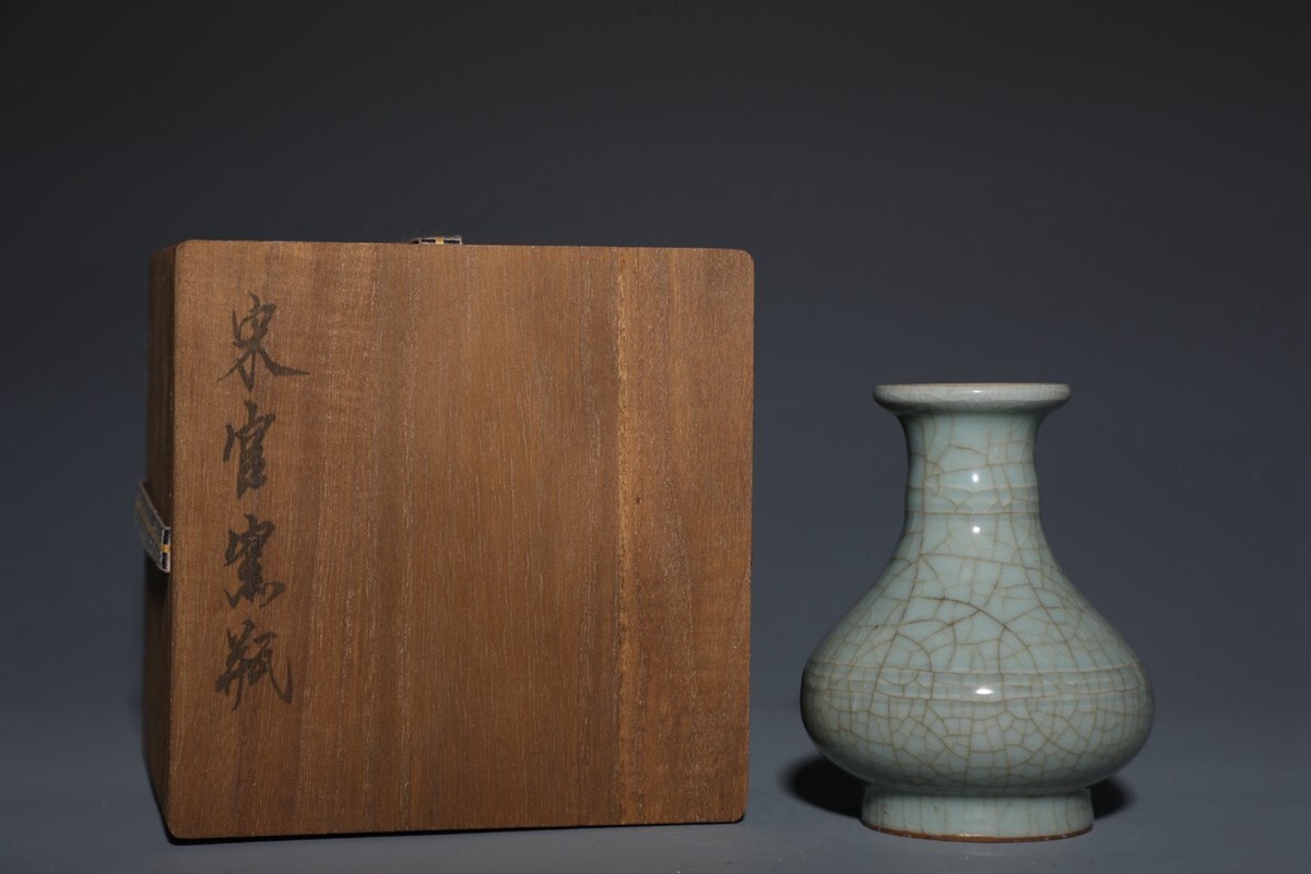 宋代 官窯 陶磁器 粉青釉弦紋小瓶【仁】染付 置物擺件 古 宋代 官窯 陶磁器 粉青釉弦紋小瓶【仁】染付 置物擺件 古