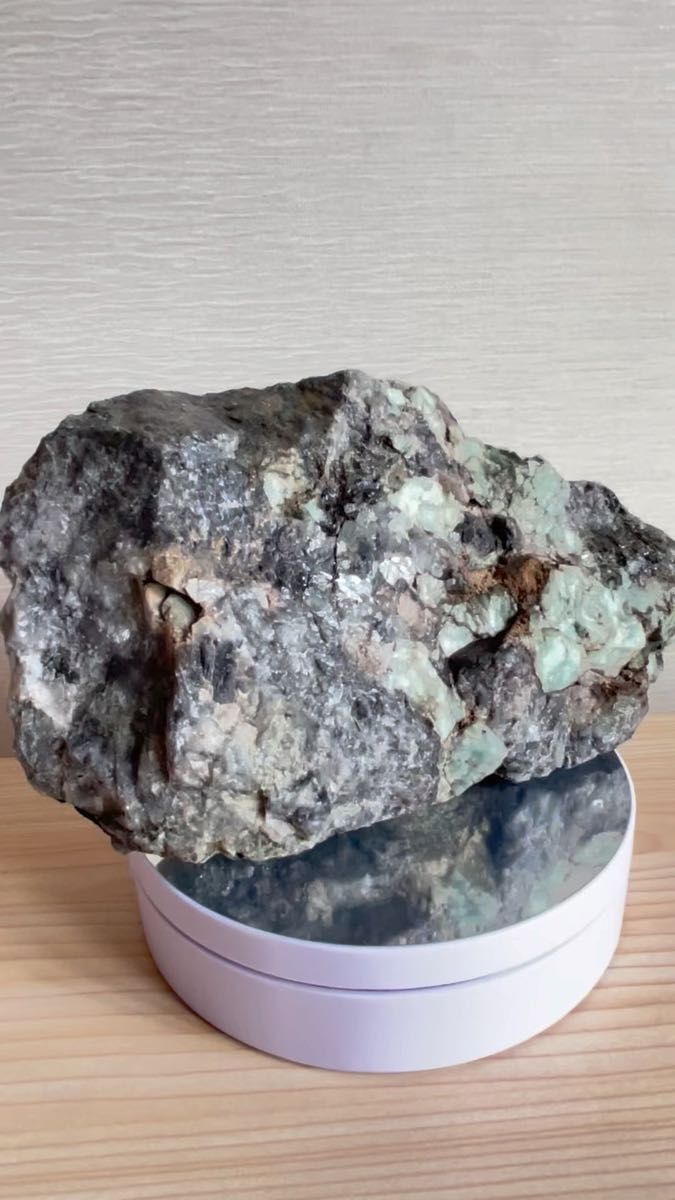 エメラルド1.5kg(翠玉)原石パワーストーン【完全天然石】エネルギー覚醒済 完全浄化 本物 スピリチュアル メンテナンスにオスス