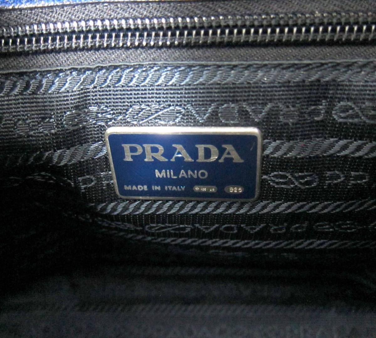 2931 PRADA プラダ シルバー925 三角ロゴ プレート オールレザー 斜め掛け ショルダーバッグ イタリア製 希少 ヴィンテージ ボディバッグ_画像9