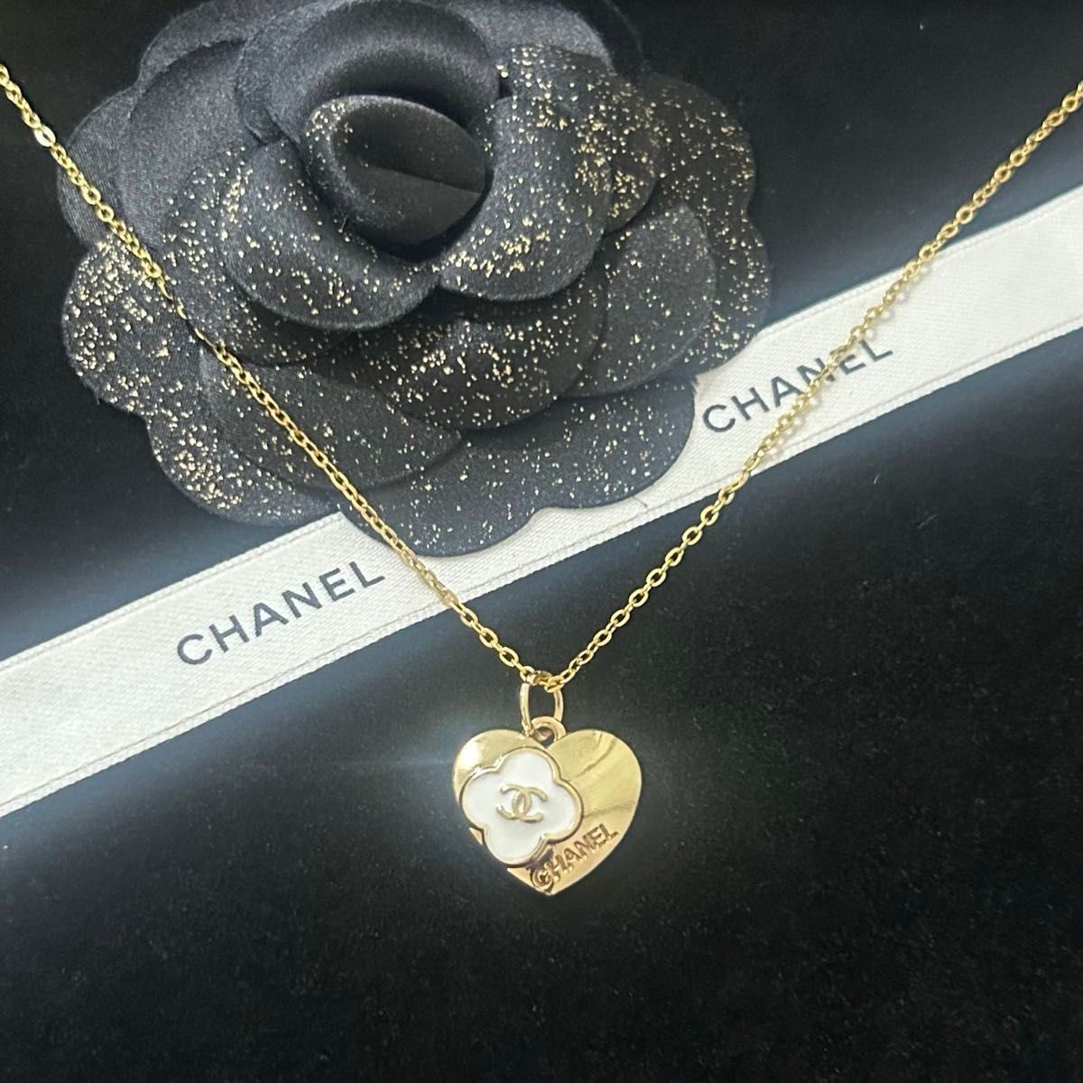 CHANEL】ヴィンテージチャーム ハートネックレス ゴールド×白 CHANEL】ヴィンテージチャーム ハートネックレス ゴールド×白