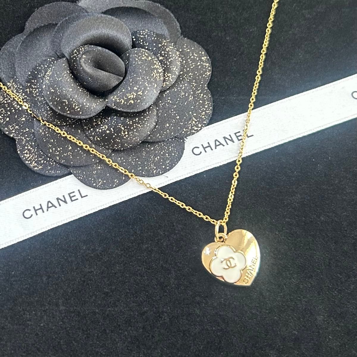 CHANEL】ヴィンテージチャーム ハートネックレス ゴールド×白 CHANEL】ヴィンテージチャーム ハートネックレス ゴールド×白