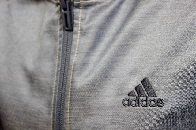 adidas/アディダス レディース フルジップパーカー デニムウーブン ジャケット ETX88 CX4272 サイズS★送料510円_照明の影響にて少し明るく写っております。