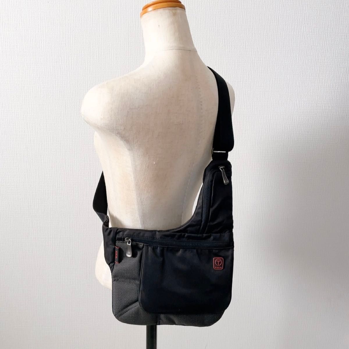 極美品 TUMI トゥミ ショルダーバッグ ブラック T-TECH ボディ 極美品 TUMI トゥミ ショルダーバッグ ブラック T-TECH ボディ