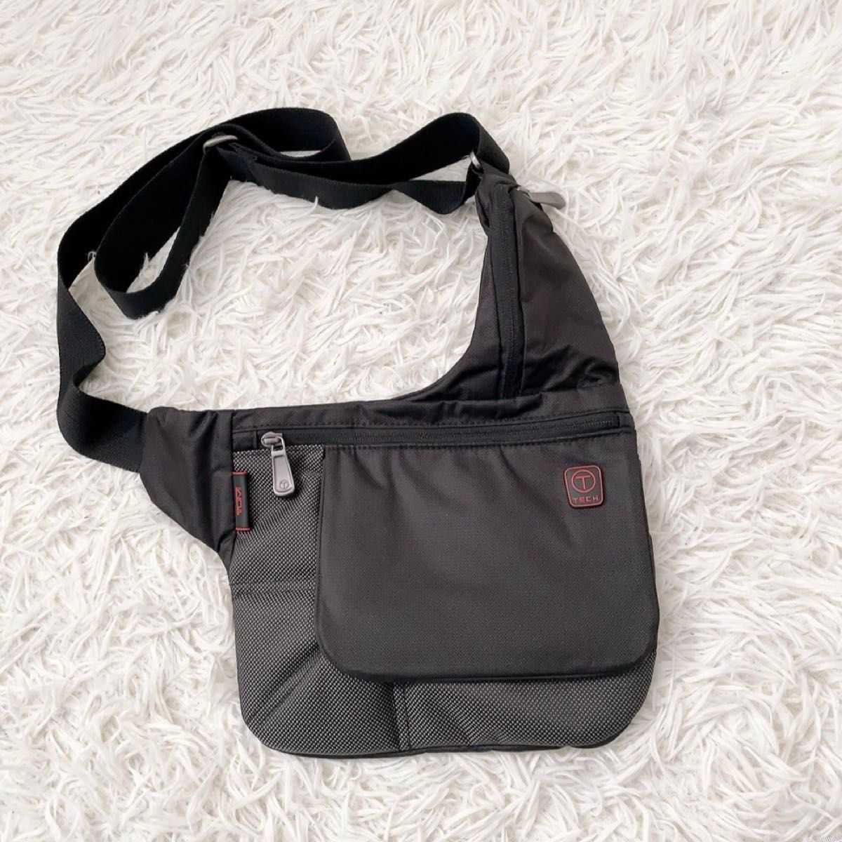 極美品 TUMI トゥミ ショルダーバッグ ブラック T-TECH ボディ 極美品 TUMI トゥミ ショルダーバッグ ブラック T-TECH ボディ