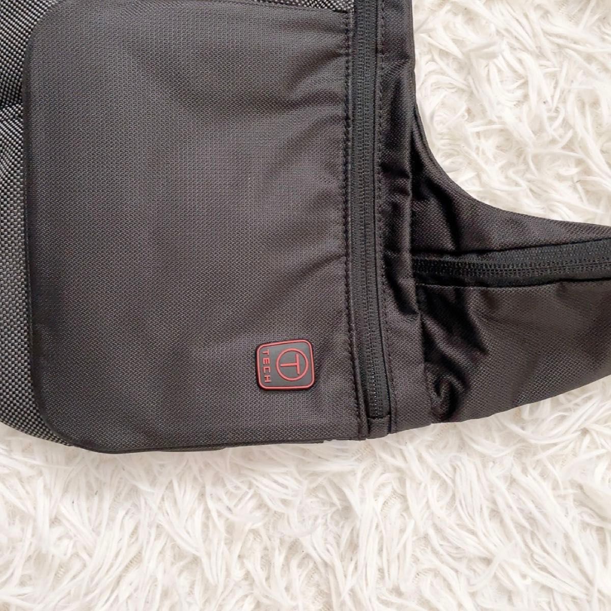 極美品 TUMI トゥミ ショルダーバッグ ブラック T-TECH ボディ 極美品 TUMI トゥミ ショルダーバッグ ブラック T-TECH ボディ