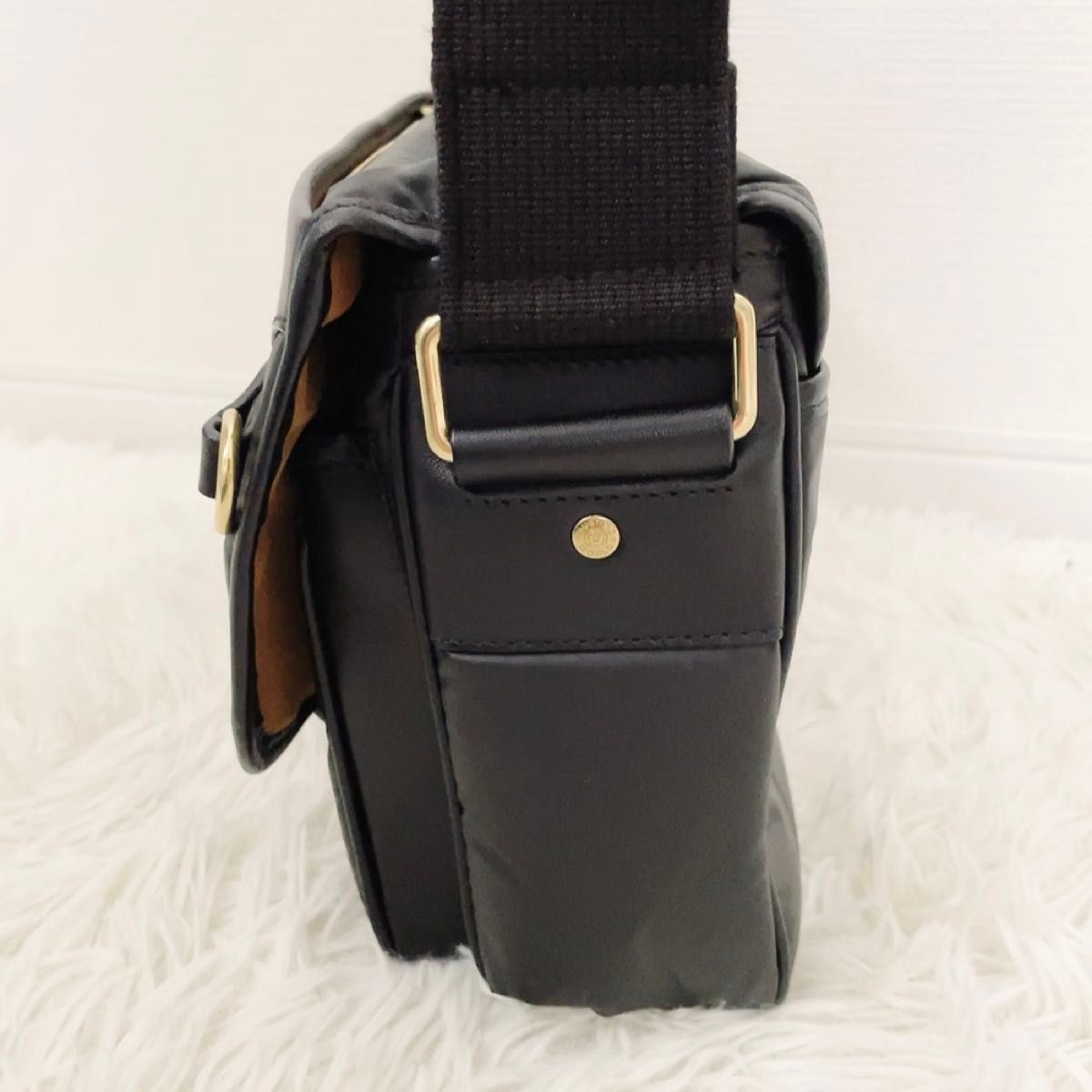 美品 ハンティングワールド ショルダーバッグ バチューレザー 美品 ハンティングワールド ショルダーバッグ バチューレザー
