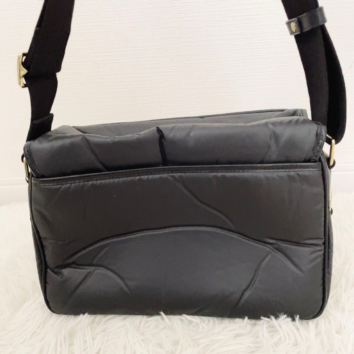 美品 ハンティングワールド ショルダーバッグ バチューレザー 美品 ハンティングワールド ショルダーバッグ バチューレザー
