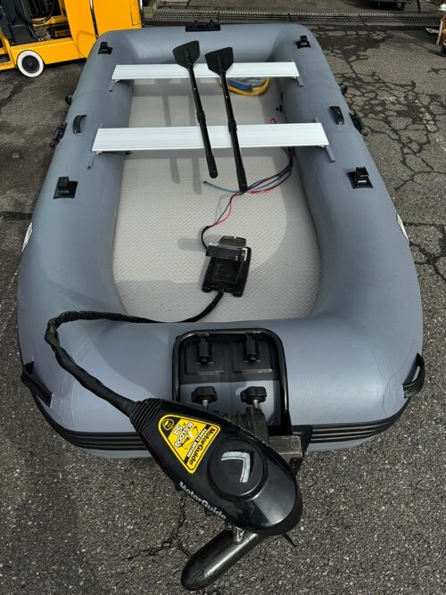 ワイドな船体!お得な54LBのフットコントロールエレキ+ ワイドな船体!お得な54LBのフットコントロールエレキ+