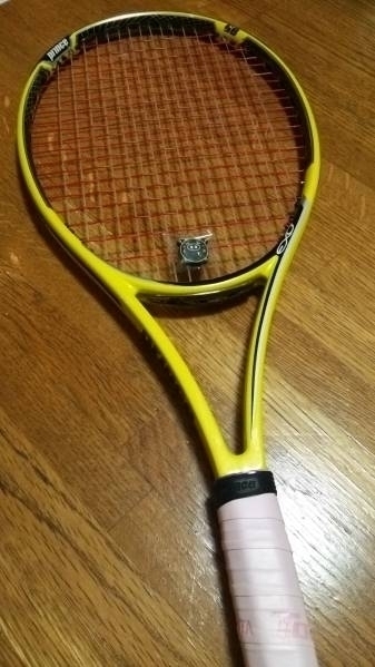 同梱可 新品未使用 レアでカワイイ テニス振動止め ブタ ダンパー 硬式テニス用 アクセサリー_ラケットの上に置くとこんな感じです。