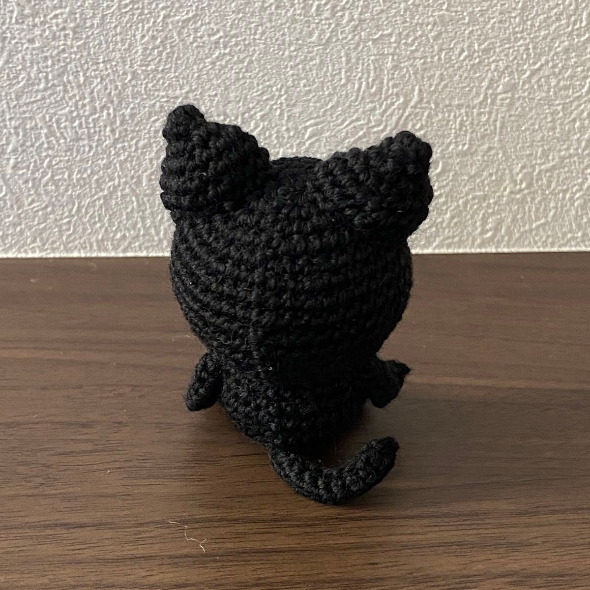 あみぐるみ　おすわり黒ねこ　小さいハートおまけ付き　ハンドメイド