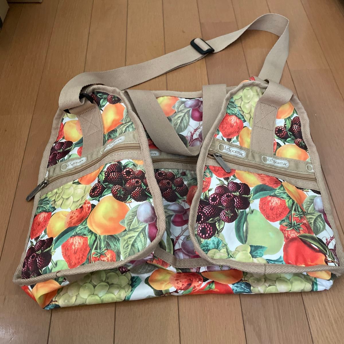 レスポートサック LeSportsac × kippisりんご柄ボストンバッグ レスポートサック LeSportsac × kippisりんご柄ボストンバッグ