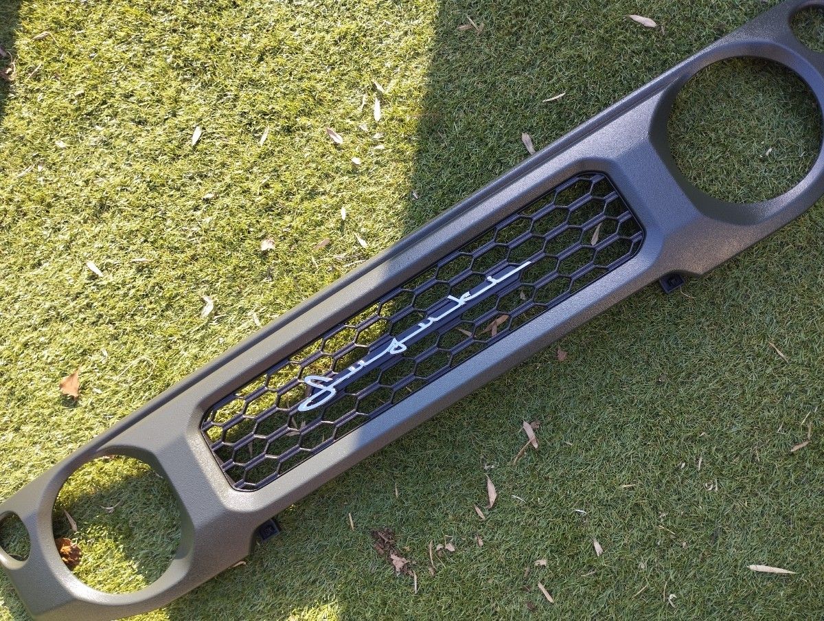 JB64 JB74ジムニーシエラチッピンググリル+赤エンブレム+鍵穴カバー JB64 JB74ジムニーシエラチッピンググリル+赤エンブレム+鍵穴