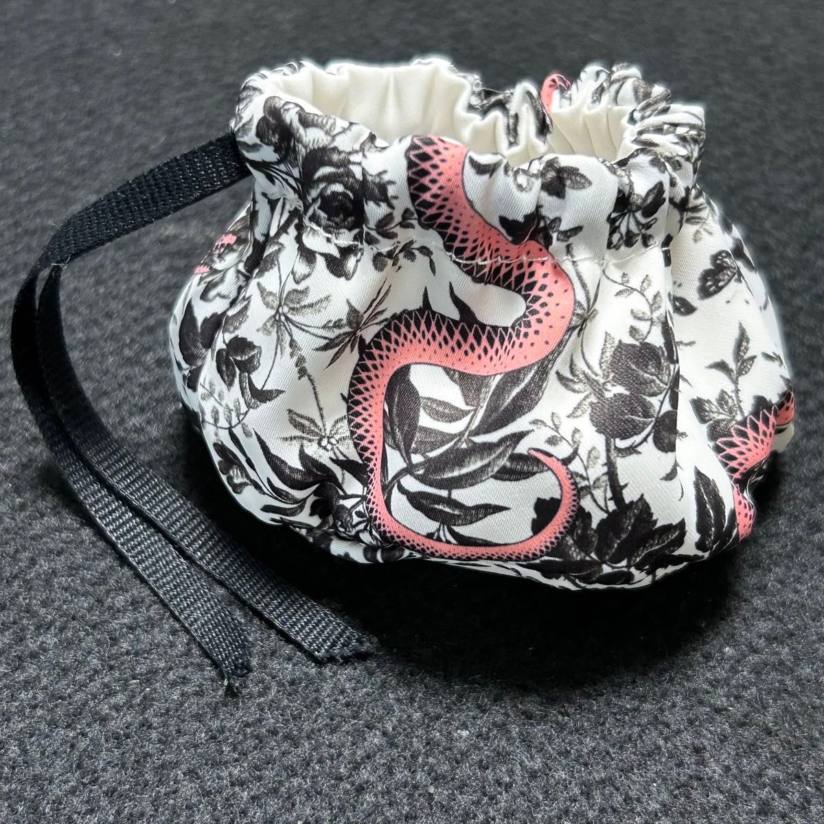 GUCCI グッチ ピンク スネーク 蛇 へび 巾着 ポーチ GUCCI グッチ ピンク スネーク 蛇 へび 巾着 ポーチ