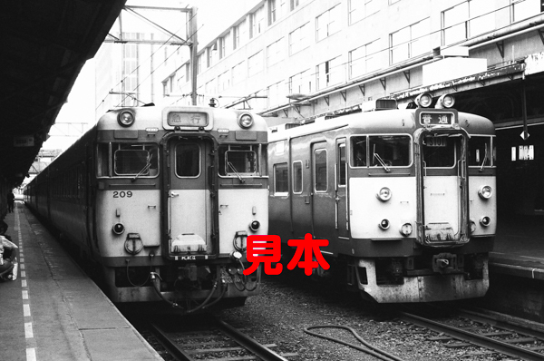 鉄道写真、35ミリネガデータ、02629800018、キハ56系-209＋711系、急行＋普通、札幌駅、1983.07.22、（3025×2006）_画像1