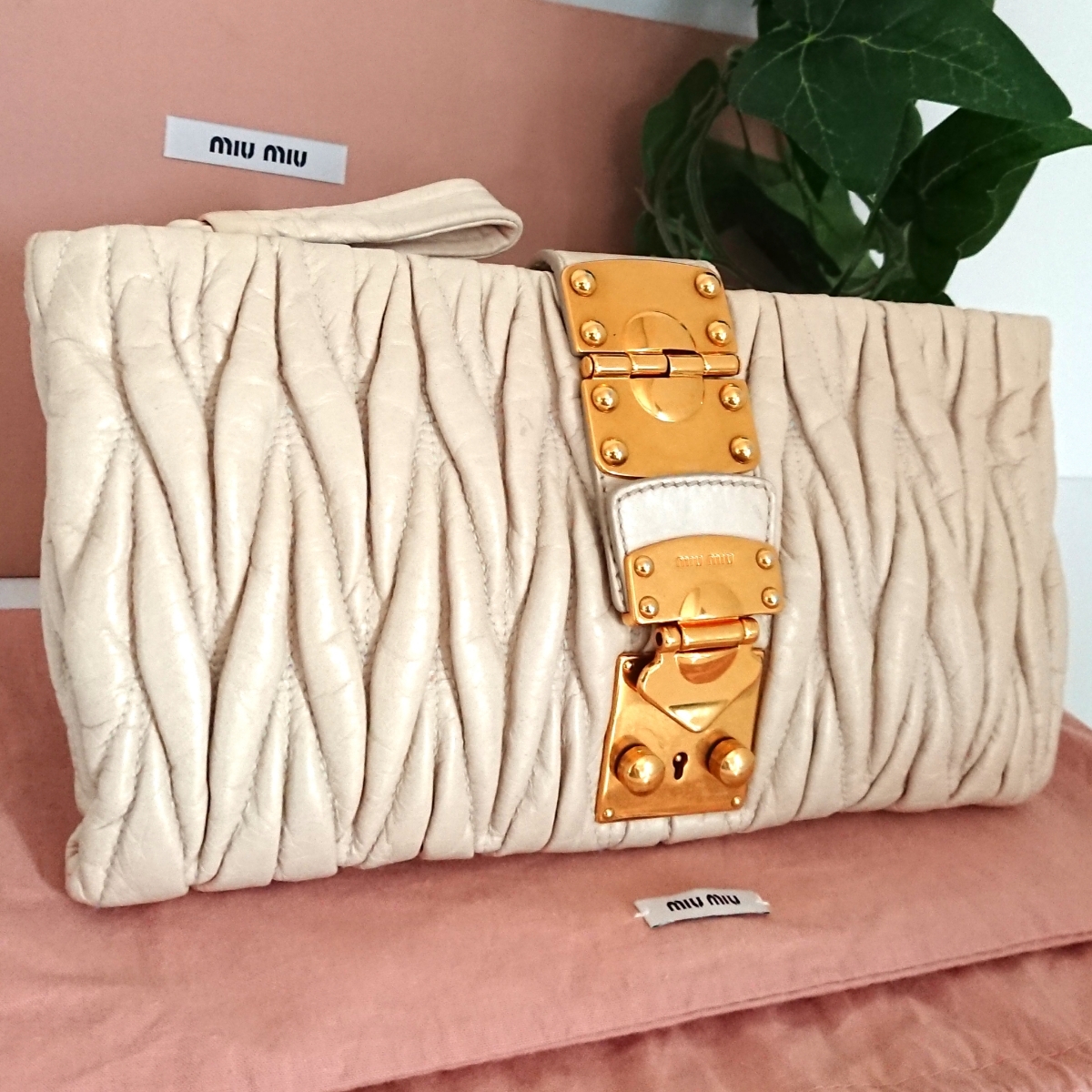 良品 ミュウミュウ miumiu マトラッセ レザー クラッチバッグ ギャザー