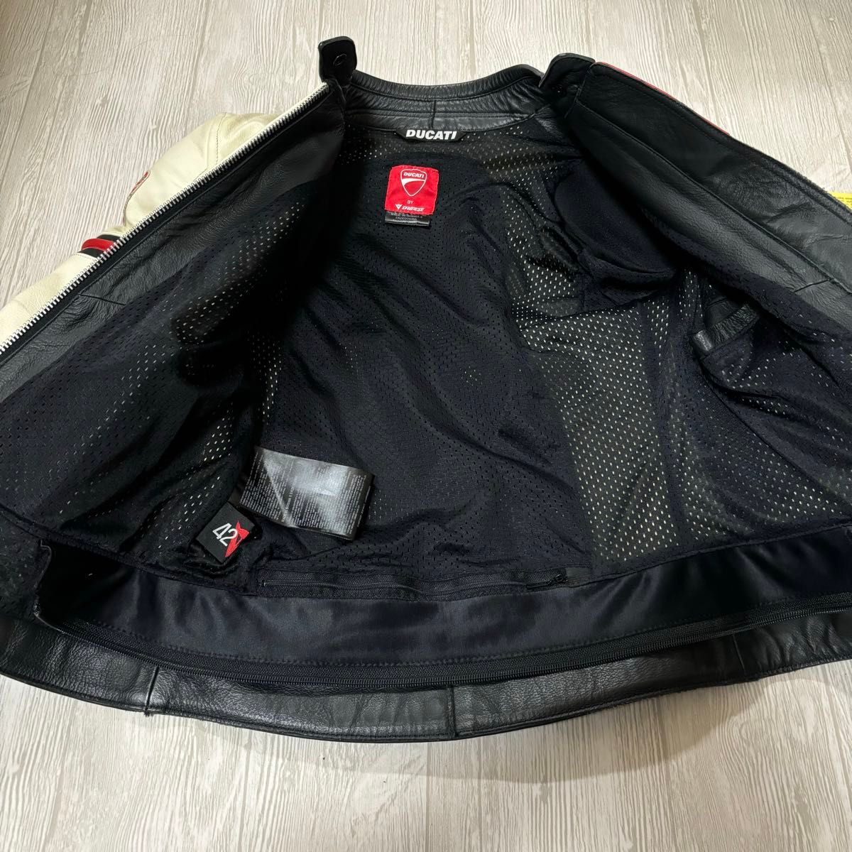 DUCATI DAINESE レザージャケット 42 プロテクター バイク DUCATI DAINESE レザージャケット 42 プロテクター バイク
