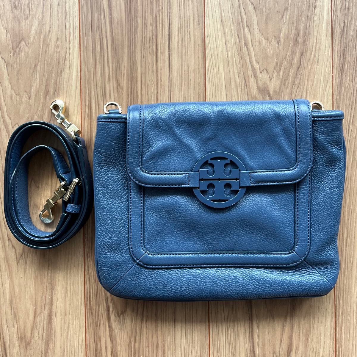美品トリーバーチ ショルダーバッグレザーTORYBURCH 本革24SLX 美品トリーバーチ ショルダーバッグレザーTORYBURCH 本革24SLX