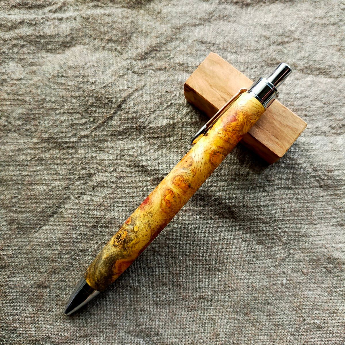 ハンドメイド 花梨瘤 紅白 ブルーステイン 木軸ボールペン 0 5mm ハンドメイド 花梨瘤 紅白 ブルーステイン 木軸ボールペン 0 5mm
