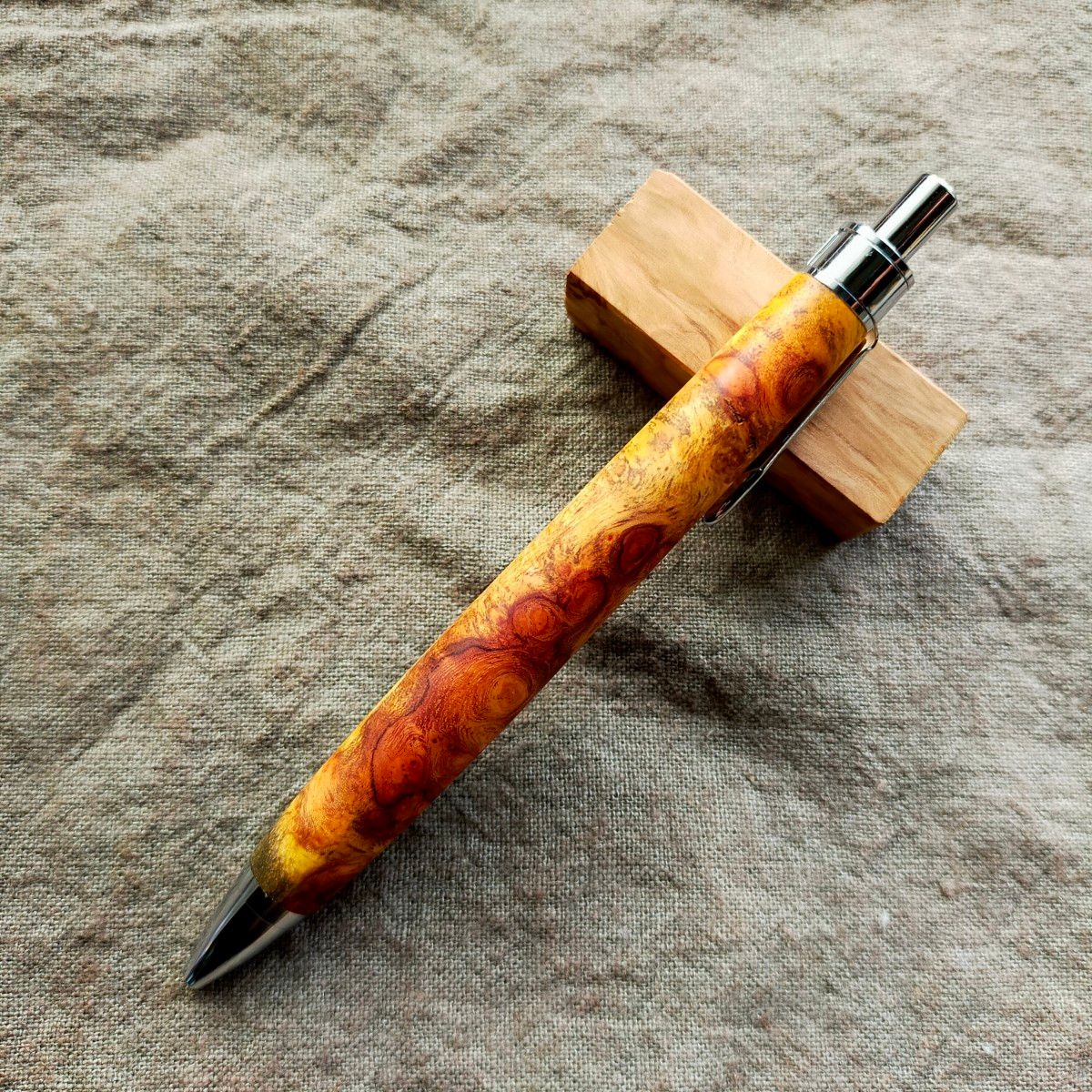 ハンドメイド 花梨瘤 紅白 ブルーステイン 木軸ボールペン 0 5mm ハンドメイド 花梨瘤 紅白 ブルーステイン 木軸ボールペン 0 5mm