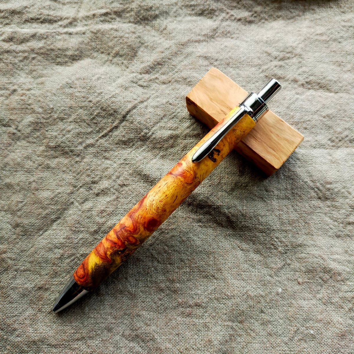 ハンドメイド 花梨瘤 紅白 ブルーステイン 木軸ボールペン 0 5mm ハンドメイド 花梨瘤 紅白 ブルーステイン 木軸ボールペン 0 5mm