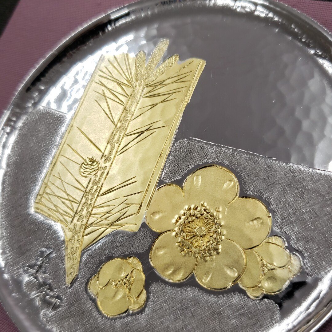 帖佐美行 松葉に梅 額付 彫金美術 縁起物 彫刻 彫金パネル 金属 帖佐美行 松葉に梅 額付 彫金美術 縁起物 彫刻 彫金パネル 金属