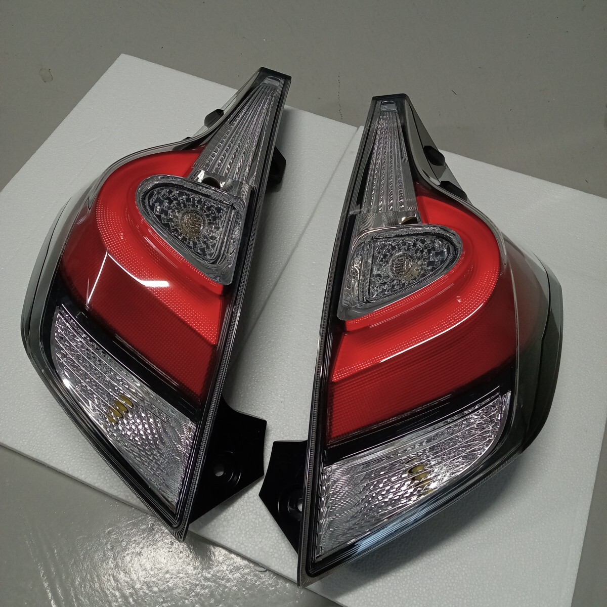 新車外し】トヨタ アクア純正後期テールランプ 左右セット 新車外し】トヨタ アクア純正後期テールランプ 左右セット