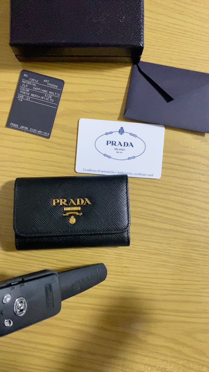 【美品】PRADA キーケース サフィアーノ レザー ギャランティカード 箱 紐付き プラダ 黒とピンク