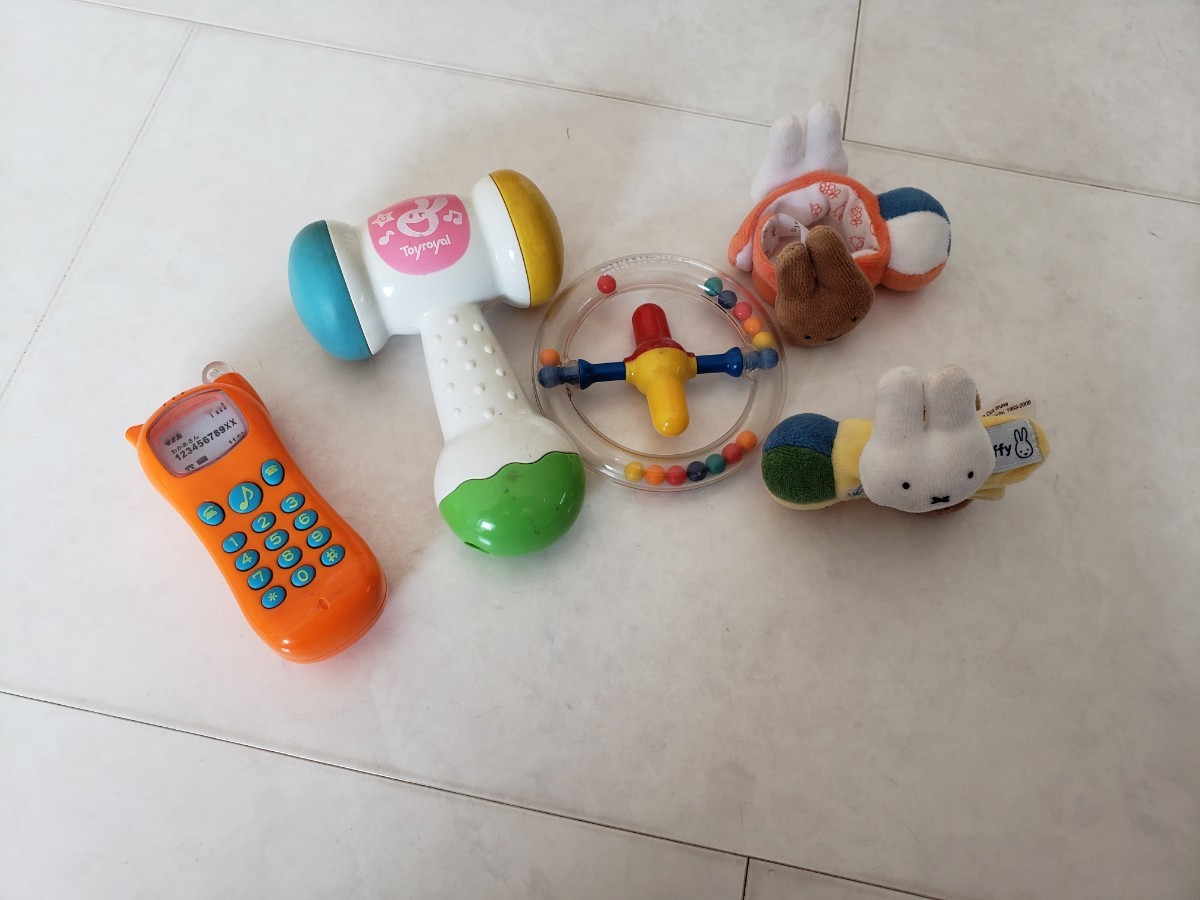 Paypayフリマ ミキハウス赤ちゃんおもちゃ音鳴り携帯電話音鳴りハンマーミッフィー おててにラトル