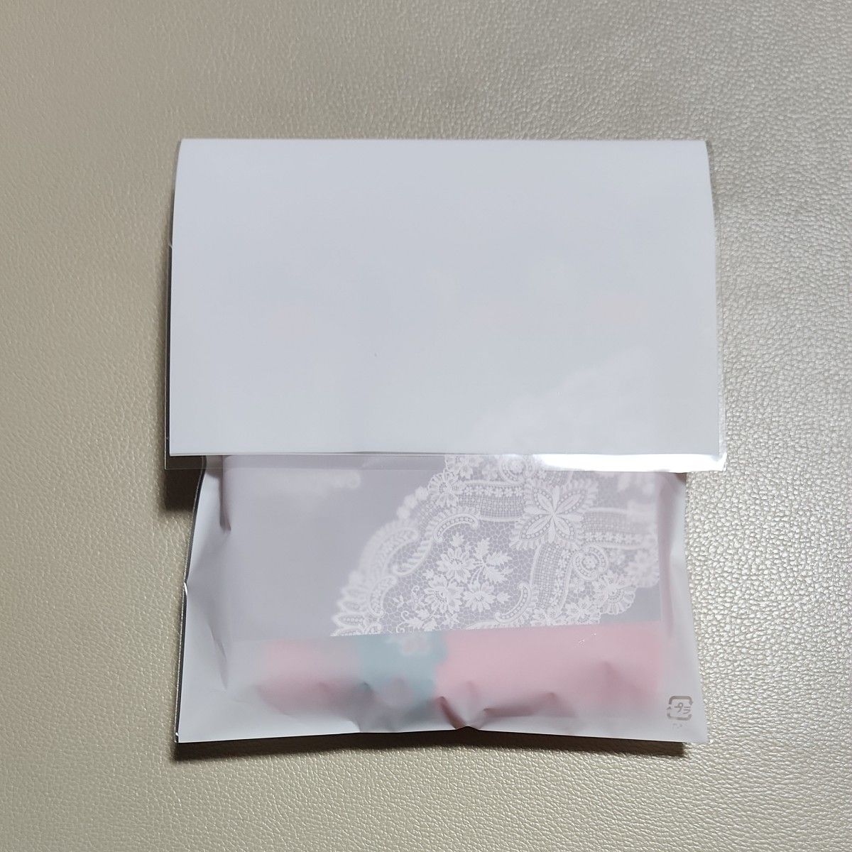 近沢レース「春摘みいちご」限定色 レッド タオルハンカチ プチ 近沢レース「春摘みいちご」限定色 レッド タオルハンカチ プチ