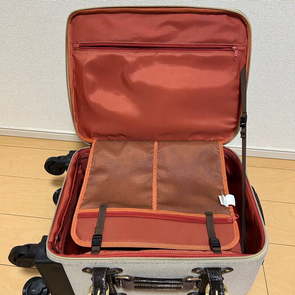 美品✨SWANY キャリーバッグ　クロコ型押し　レインカバー付き　4輪 SWANY（キャリーバック） スワニー キャリーバッグ フォーモ