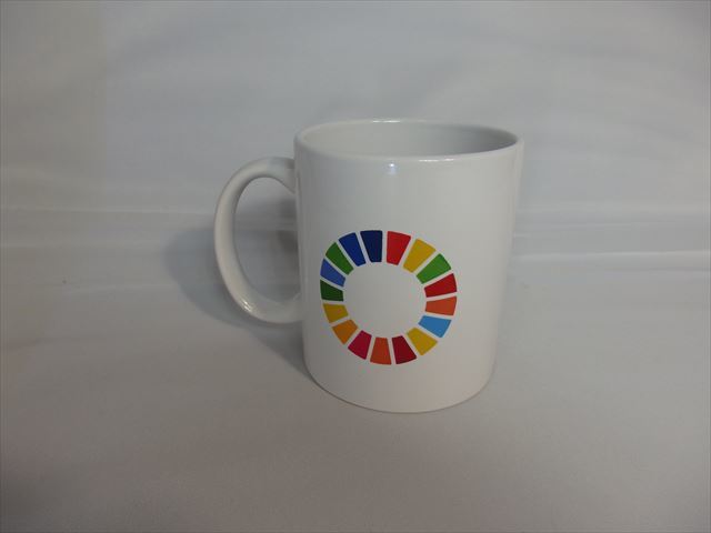 SDGsピンバッジ(ロゴプリント）マグカップ（3960円税込）（国連ブックショップ購入・新品未使用・送料無料）「持続可能な開発目標SDGs」N75