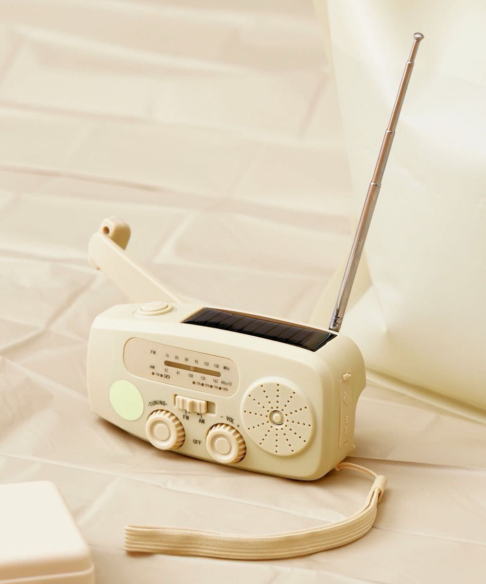 スリーコインズ スリコ 手回し式スマホ充電ラジオライト/SOBANI スリーコインズ スリコ 手回し式スマホ充電ラジオライト/SOBANI