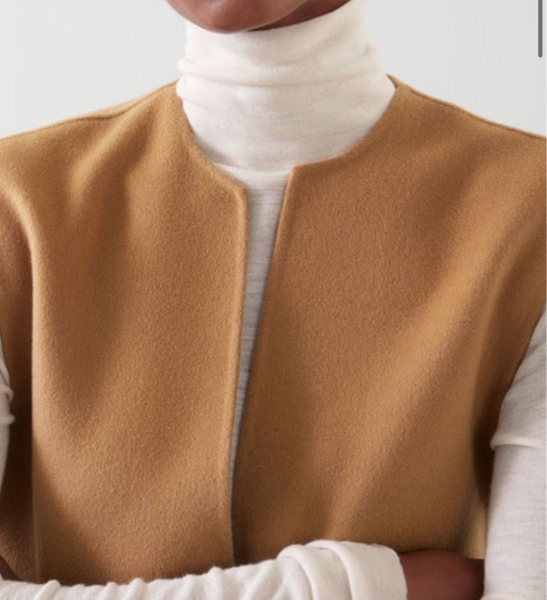 COS 新品 完売品 COS DEEP V-NECK SLEEVELESS TOP 茶色 ブラウン COS 新品 完売品 COS DEEP V-NECK SLEEVELESS TOP 茶色 ブラウン