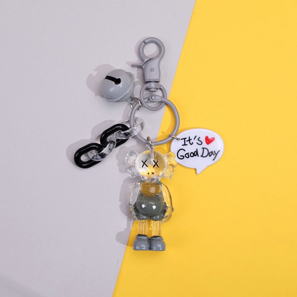 新品】可愛い kaws カウズ キーホルダー 鈴付き 透明ラメ入 即日 新品】可愛い kaws カウズ キーホルダー 鈴付き 透明ラメ入 即日