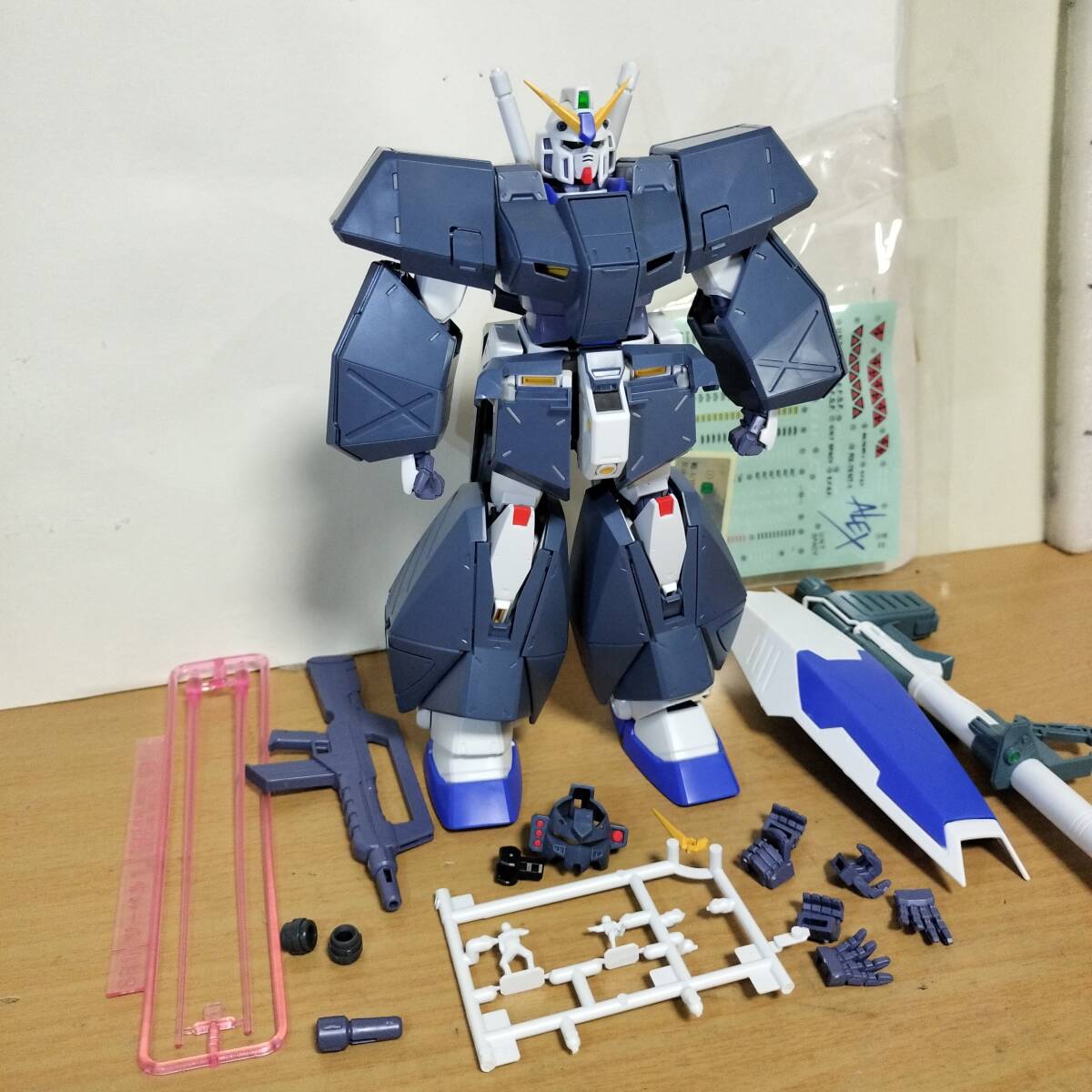 激安通販の ガンダム 1/100 MG NT-1 塗装 ティターンズカラー アレックス 完成品