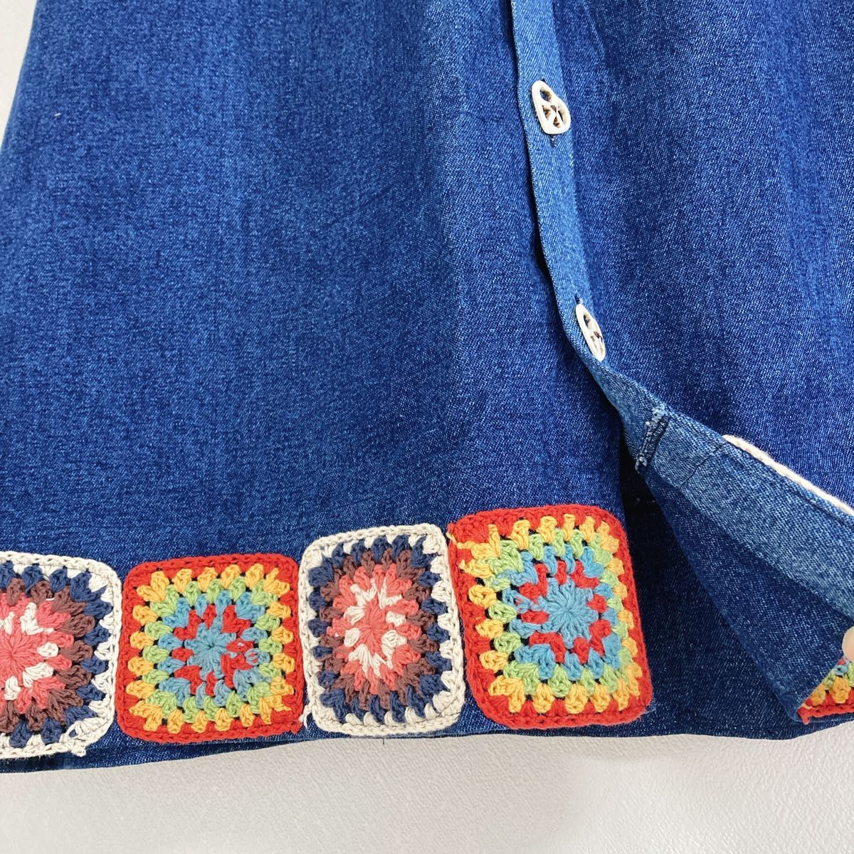 デニムスカート かぎ針編み モチーフ 刺繍 クロシェ リメイク風 デニムスカート かぎ針編み モチーフ 刺繍 クロシェ リメイク風