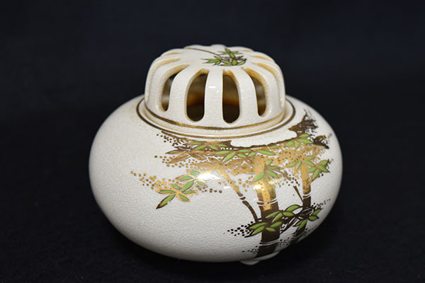 薩摩焼香炉 光成】白薩摩焼「金彩・竹文・三ツ足香炉」共箱・無傷