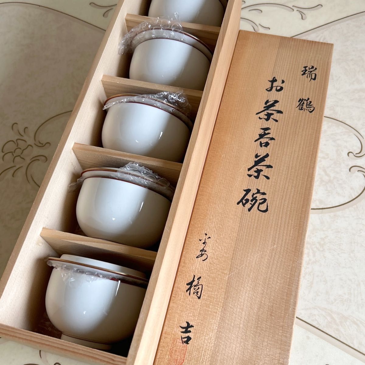 たち吉 瑞鶴 お茶呑茶碗 蓋付き湯呑み 5客セット 赤 金彩 白磁 たち吉 瑞鶴 お茶呑茶碗 蓋付き湯呑み 5客セット 赤 金彩 白磁