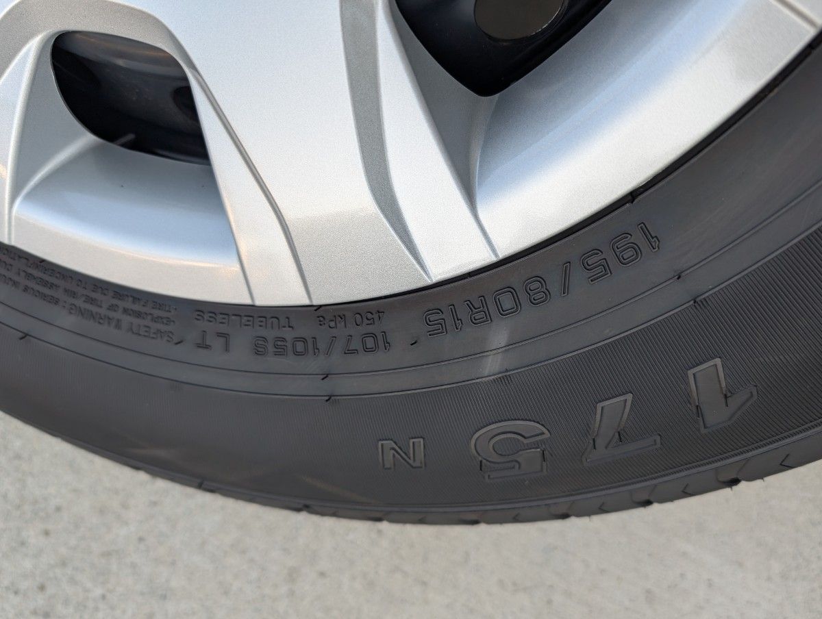 ハイエース 200系 純正ホイール タイヤ 新車外し 2024 195/80 ハイエース 200系 純正ホイール タイヤ 新車外し 2024 195/80