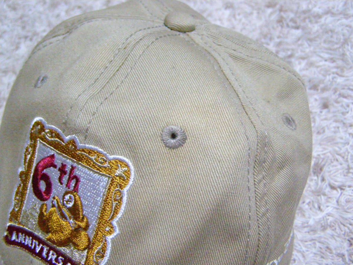 男女児兼用 記念 限定品 美品【東京ディズニーシー 6周年】キャップ 帽子　カーキ ベージュ 刺繍 54cm 東京ディズニーリゾート　送料無料_色が一部薄くなっています