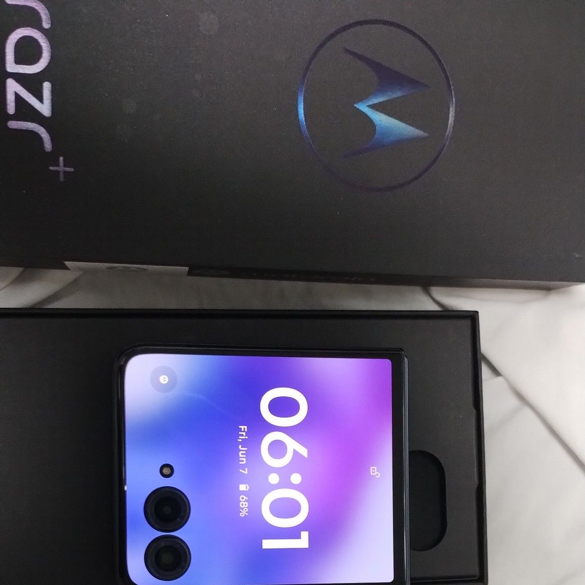 付属品あり(日本未発売モデル)US版 MOTOROLA razr 50 ULTRA 付属品あり(日本未発売モデル)US版 MOTOROLA razr 50 ULTRA