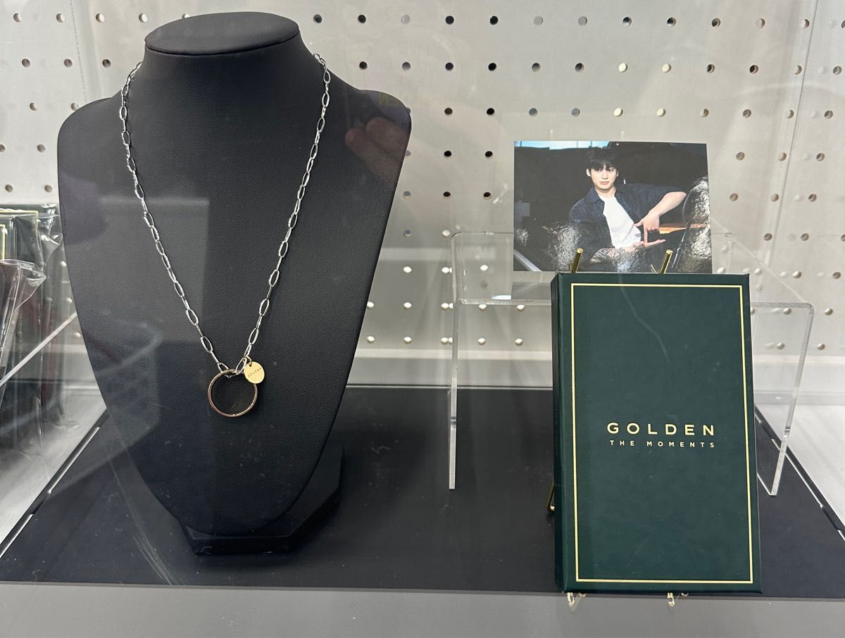 BTS JUNGKOOK ジョングク ネックレス GOLDEN THE MOMENTS 展示会 BTS JUNGKOOK ジョングク ネックレス GOLDEN THE MOMENTS 展示会